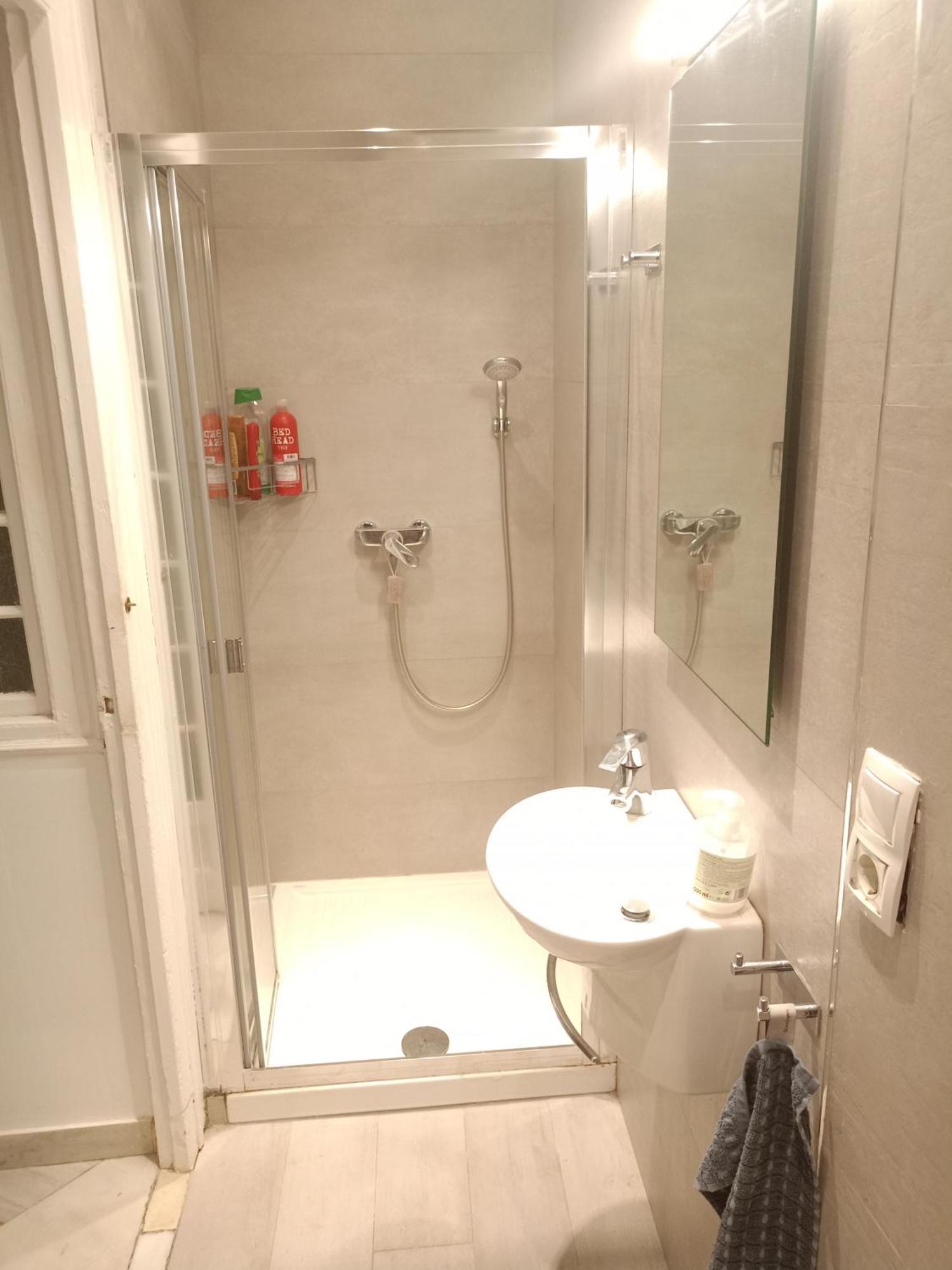Small Stylish Room With Comfortable Queen-Size Bed In Very Large, Beautifully Decorated Shared Flat In The Historic Centre Of มาลากา ภายนอก รูปภาพ