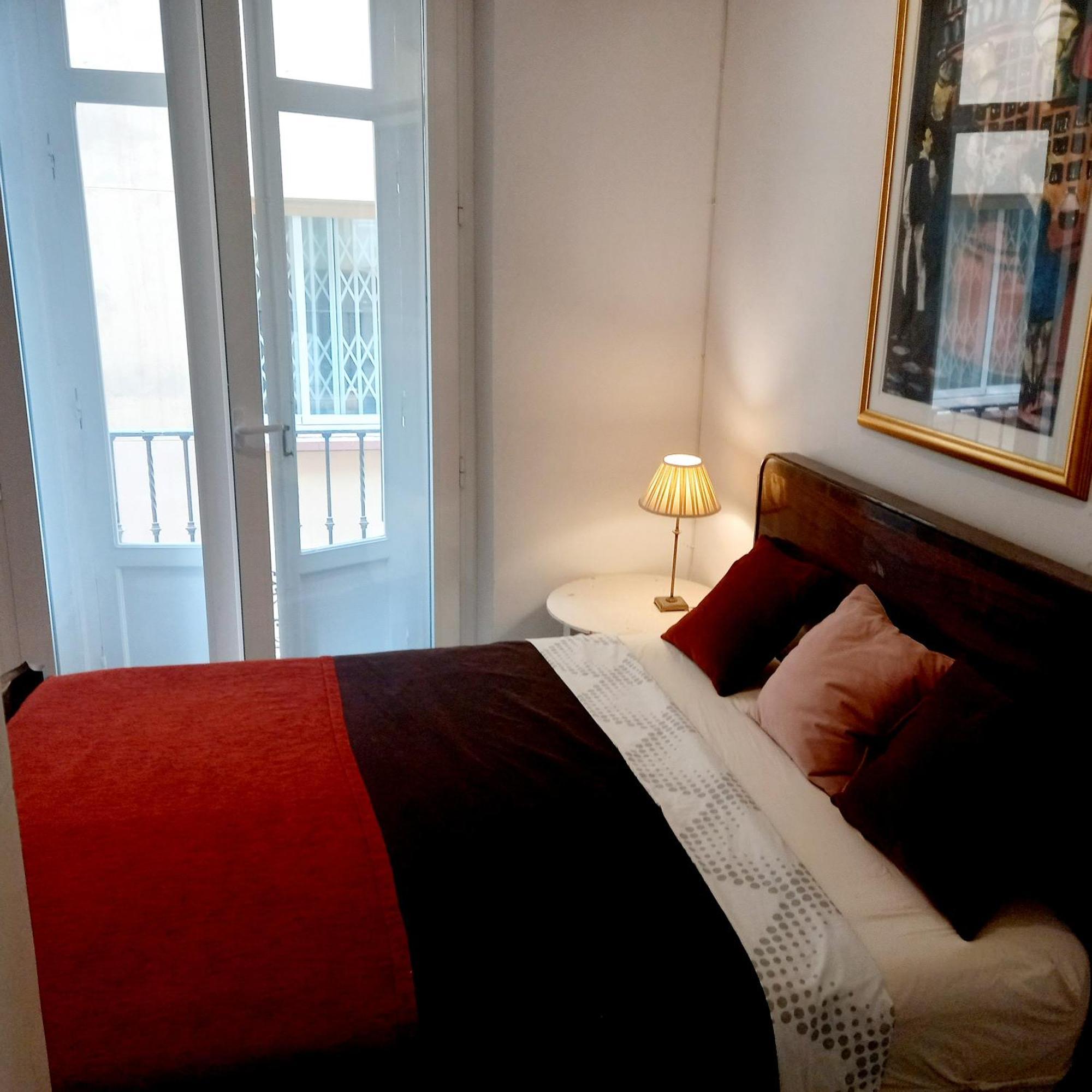 Small Stylish Room With Comfortable Queen-Size Bed In Very Large, Beautifully Decorated Shared Flat In The Historic Centre Of มาลากา ภายนอก รูปภาพ