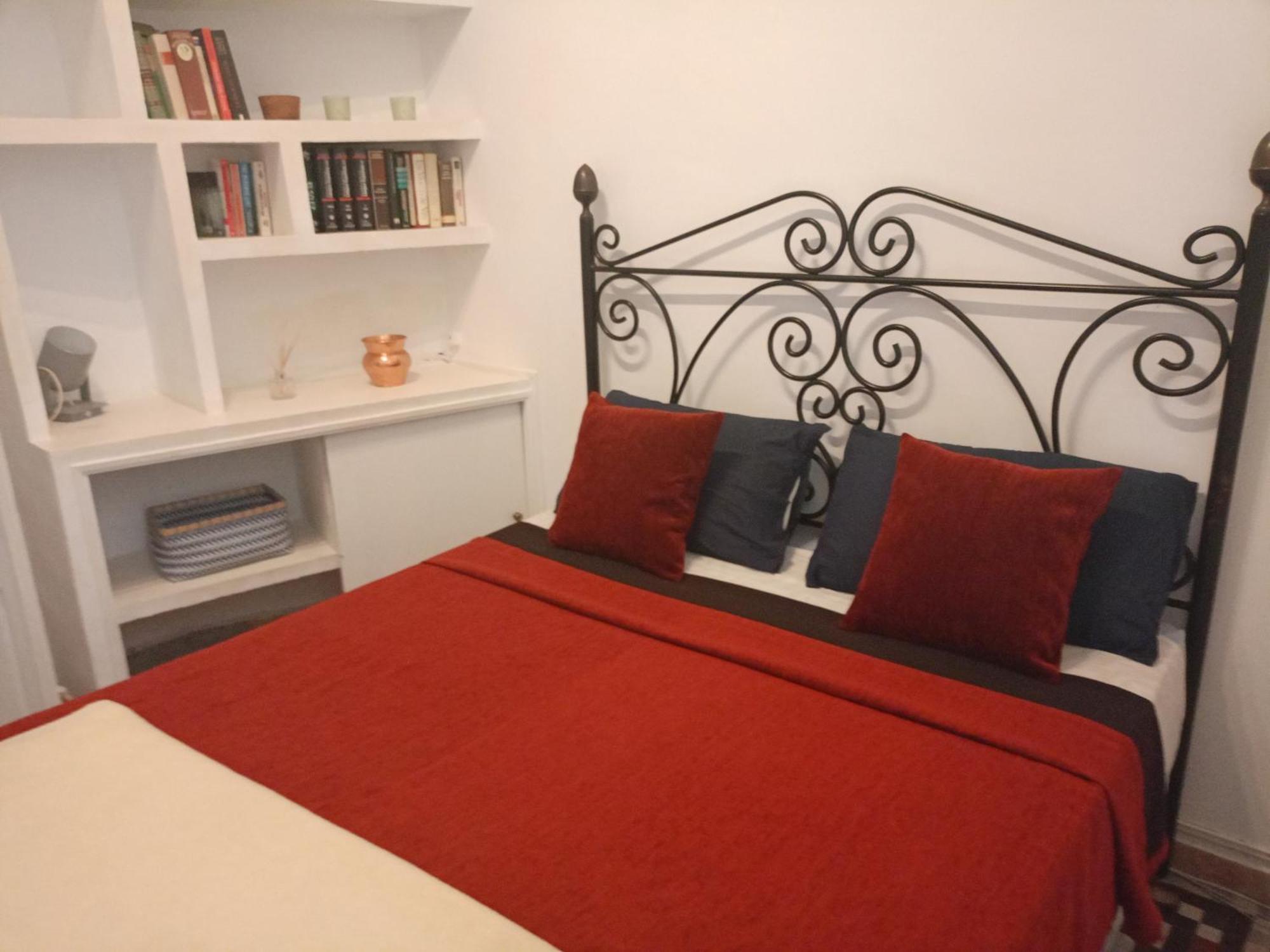 Small Stylish Room With Comfortable Queen-Size Bed In Very Large, Beautifully Decorated Shared Flat In The Historic Centre Of มาลากา ภายนอก รูปภาพ